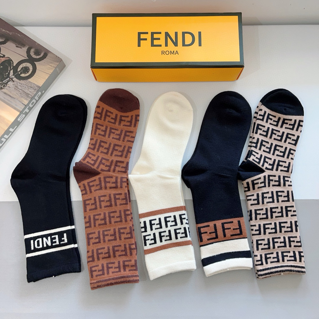 配包装（一盒5双）
FENDI 芬迪 经典长筒袜子❗️高版本兔绒材质 ，经典双F图案logo，专柜同步袜
