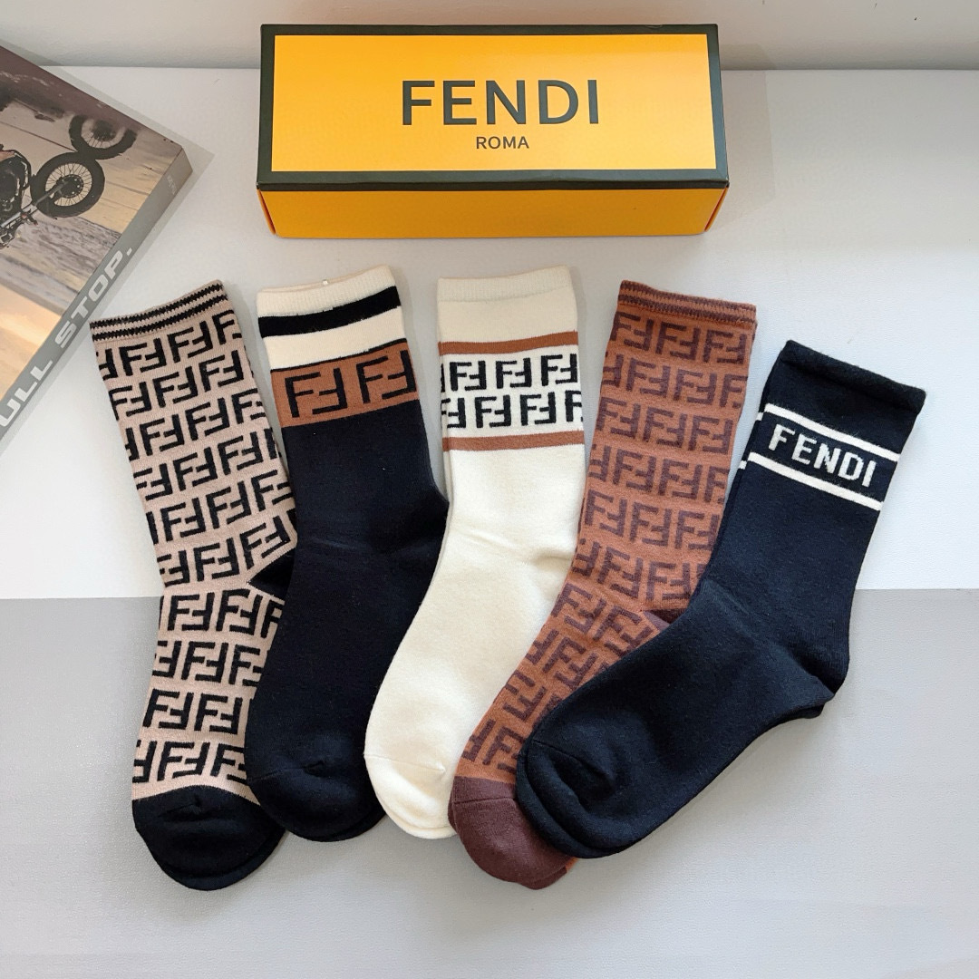 配包装（一盒5双）
FENDI 芬迪 经典长筒袜子❗️高版本兔绒材质 ，经典双F图案logo，专柜同步袜