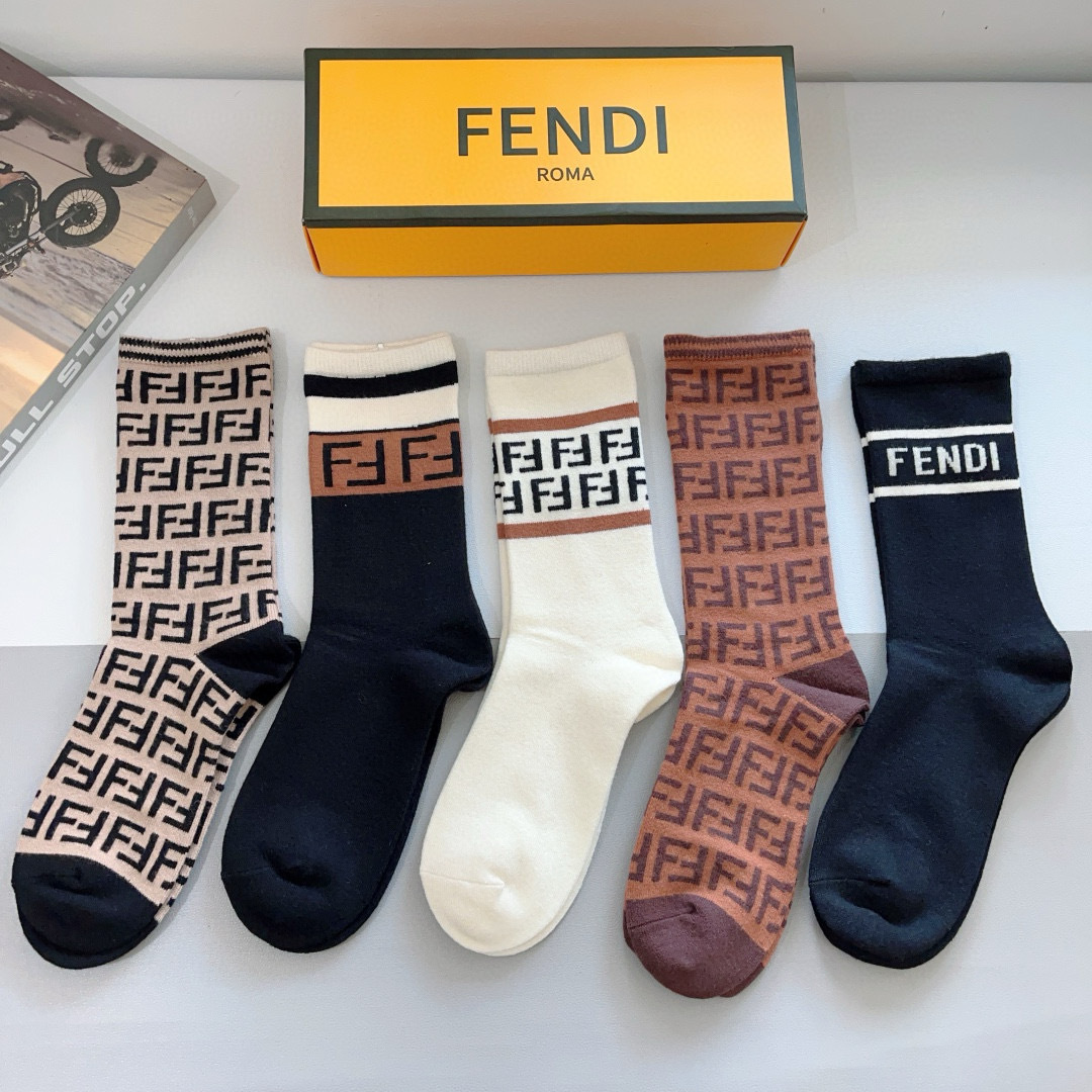 配包装（一盒5双）
FENDI 芬迪 经典长筒袜子❗️高版本兔绒材质 ，经典双F图案logo，专柜同步袜