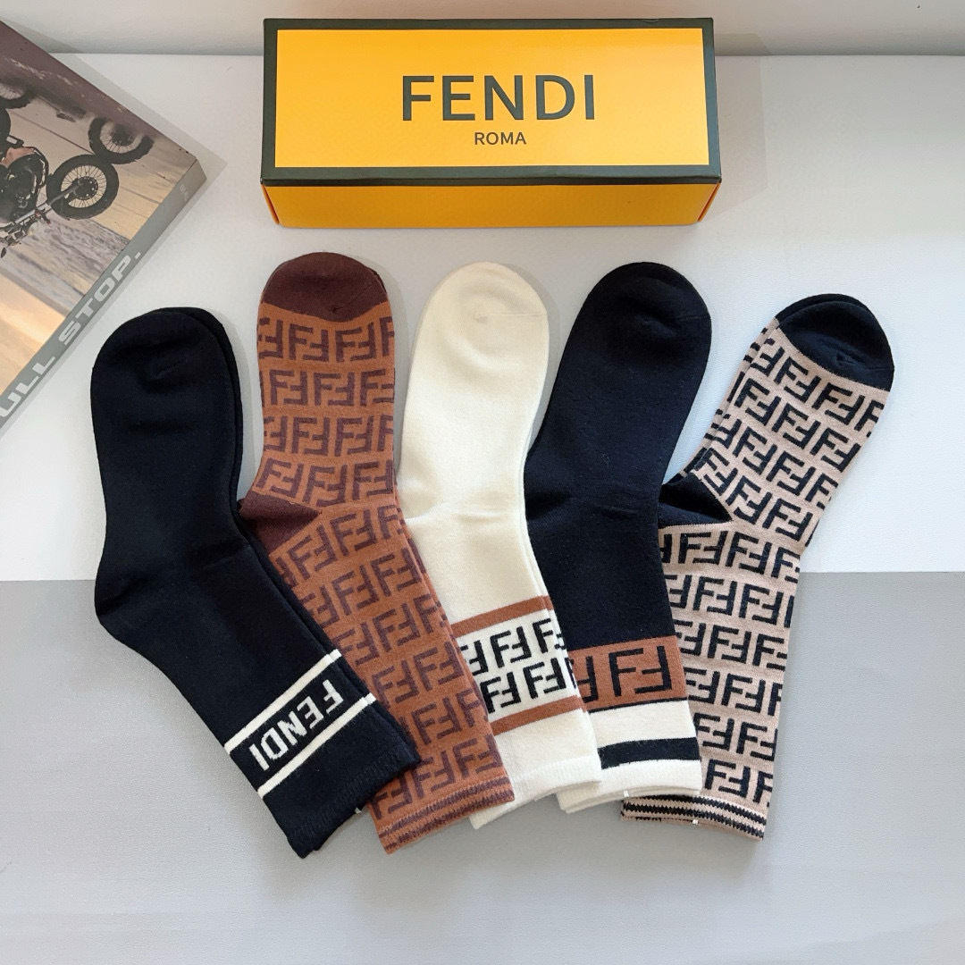配包装（一盒5双）
FENDI 芬迪 经典长筒袜子❗️高版本兔绒材质 ，经典双F图案logo，专柜同步袜