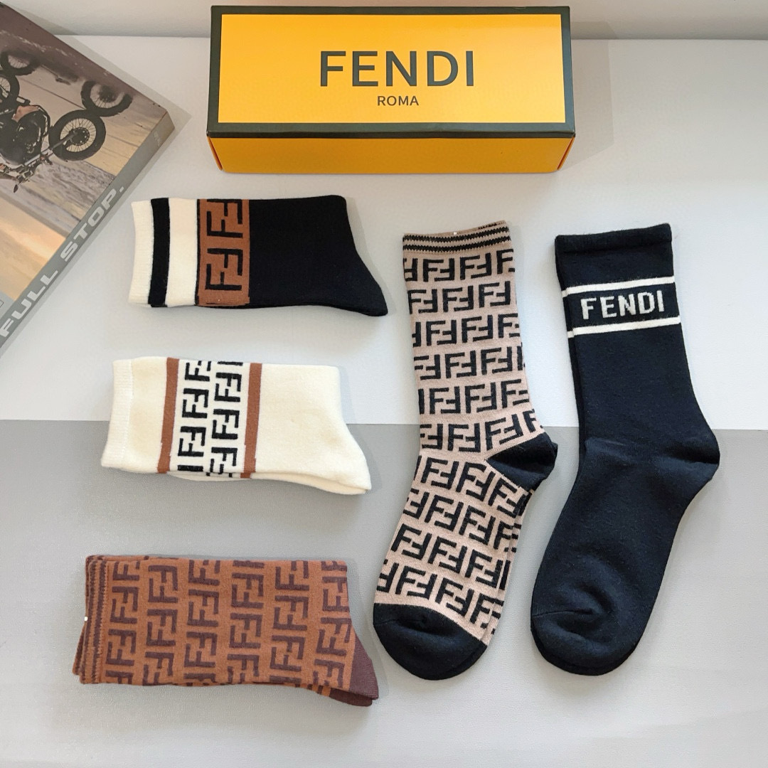 配包装（一盒5双）
FENDI 芬迪 经典长筒袜子❗️高版本兔绒材质 ，经典双F图案logo，专柜同步袜