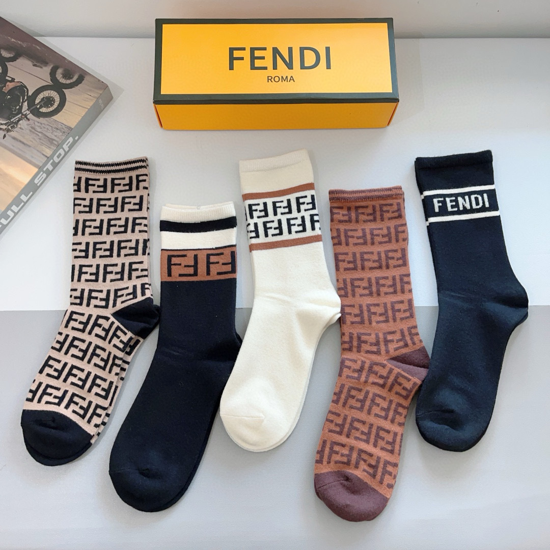 配包装（一盒5双）
FENDI 芬迪 经典长筒袜子❗️高版本兔绒材质 ，经典双F图案logo，专柜同步袜
