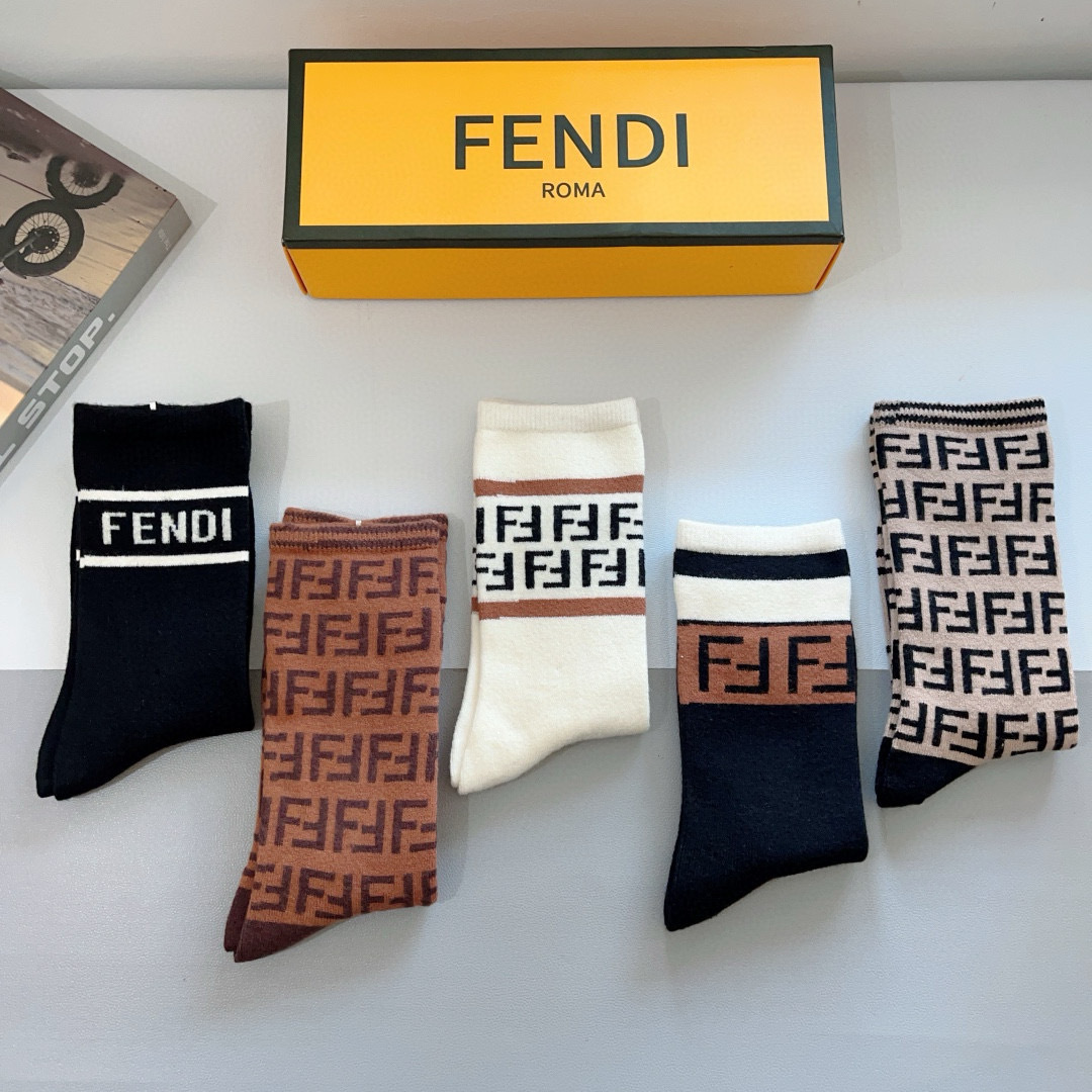 配包装（一盒5双）
FENDI 芬迪 经典长筒袜子❗️高版本兔绒材质 ，经典双F图案logo，专柜同步袜