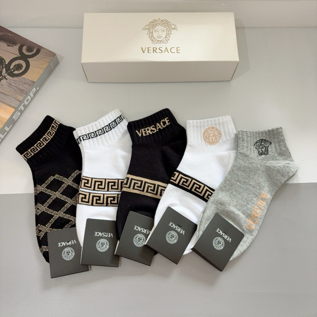 配包装【一盒五双】
VERSACE范思哲 好看到爆炸欧美大牌船袜。男款🌟潮人必不能少的专柜代购品质 搭配