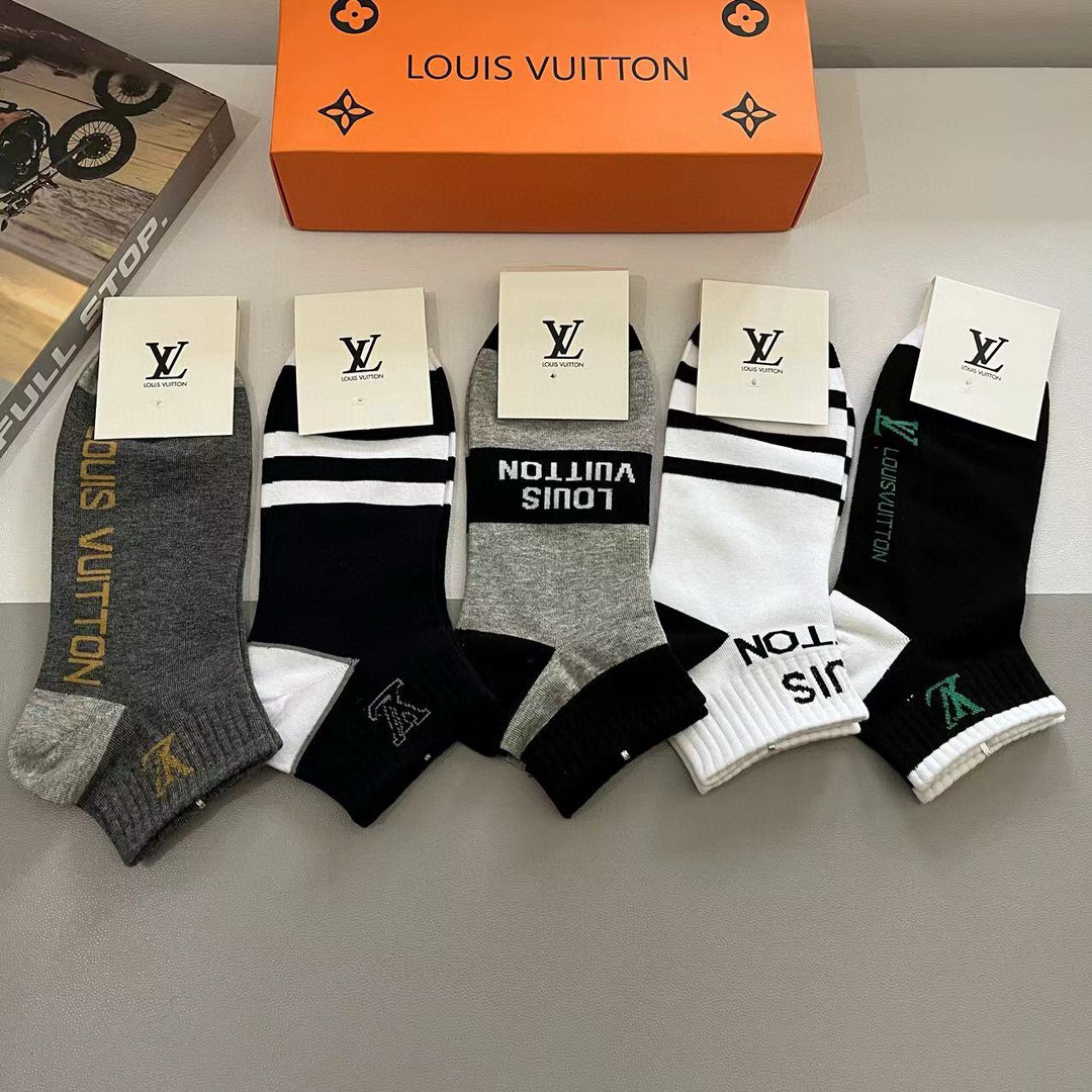 配包装（一盒5双） 🌟 LV 路易威登 超火爆小单品，纯棉面料，潮人必备 爆款，经典字母logo中筒袜，