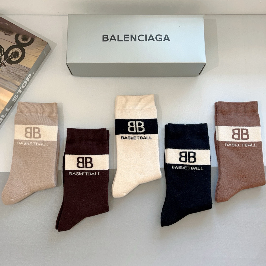 配包装（一盒5双）
 BALENCIAGA（巴黎世家）经典高版本羊绒长筒袜女，羊绒面料超级柔软，潮人必备