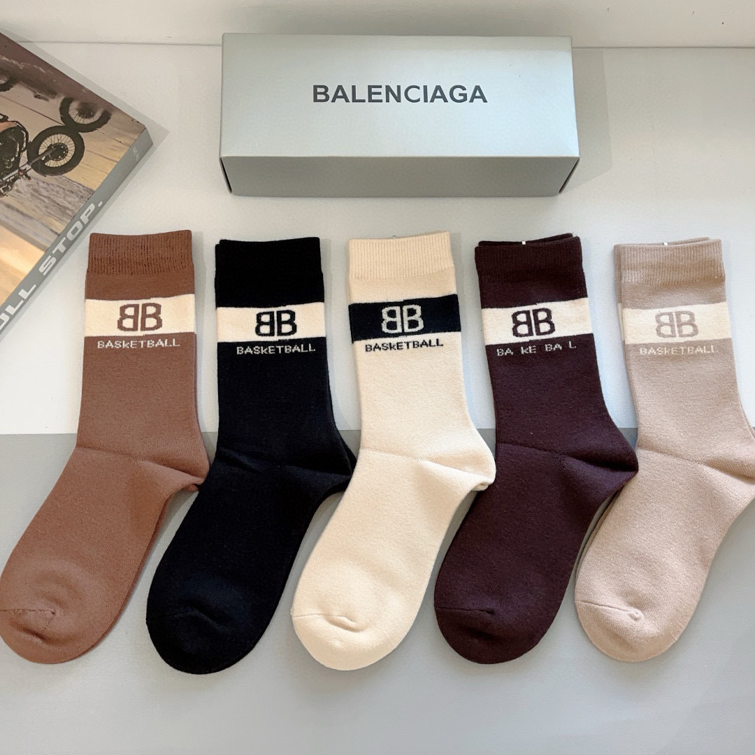 配包装（一盒5双）
 BALENCIAGA（巴黎世家）经典高版本羊绒长筒袜女，羊绒面料超级柔软，潮人必备