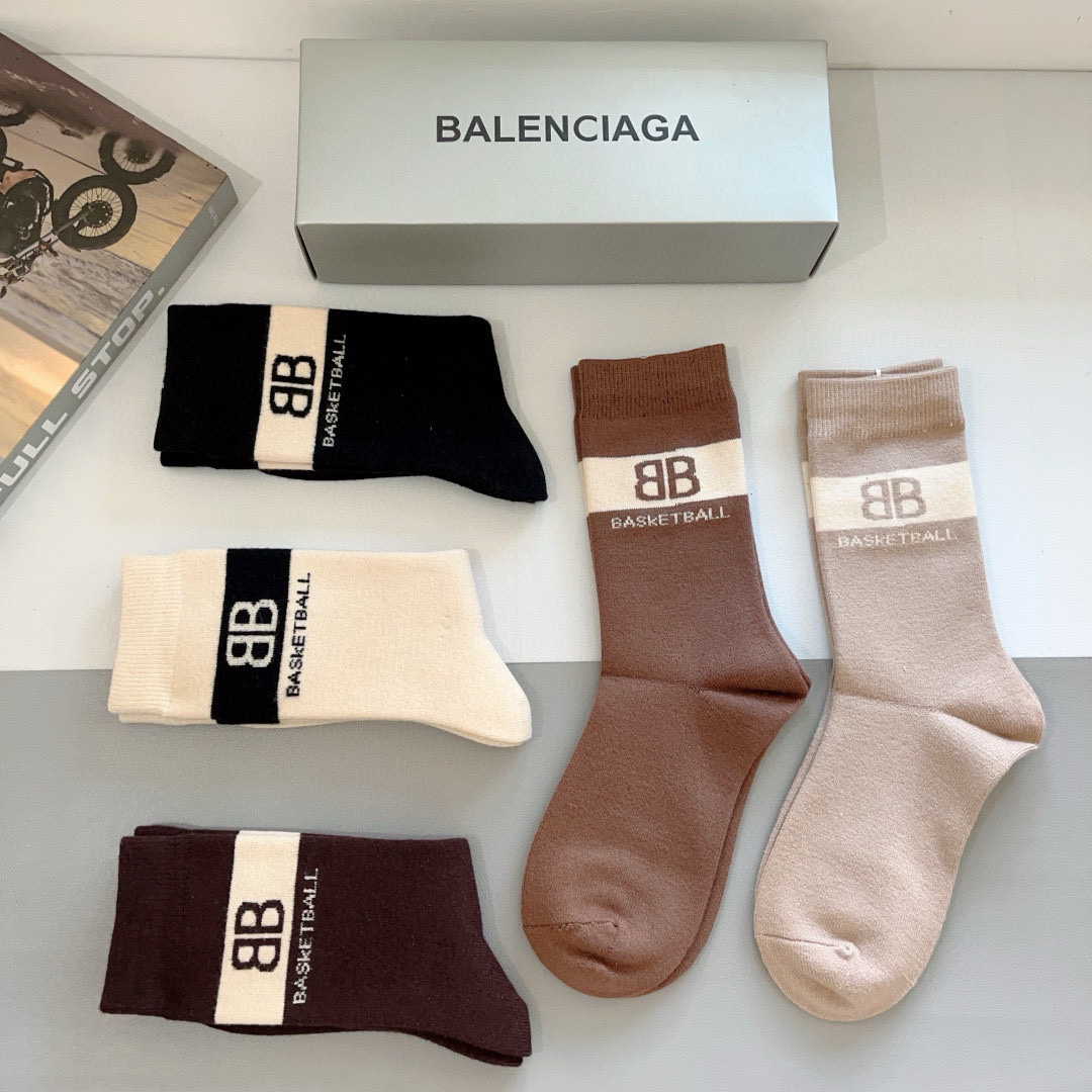 配包装（一盒5双）
 BALENCIAGA（巴黎世家）经典高版本羊绒长筒袜女，羊绒面料超级柔软，潮人必备