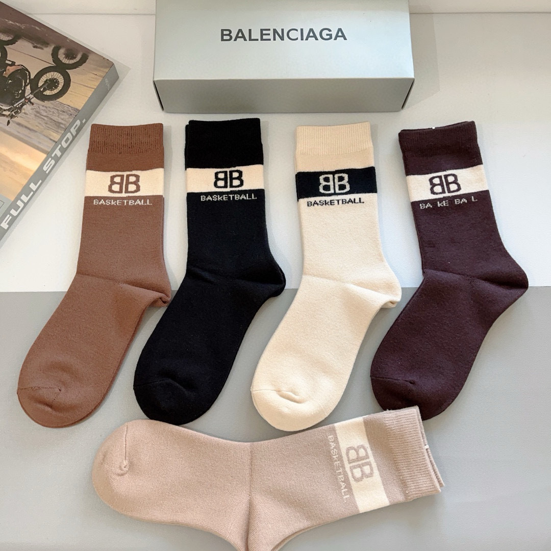 配包装（一盒5双）
 BALENCIAGA（巴黎世家）经典高版本羊绒长筒袜女，羊绒面料超级柔软，潮人必备
