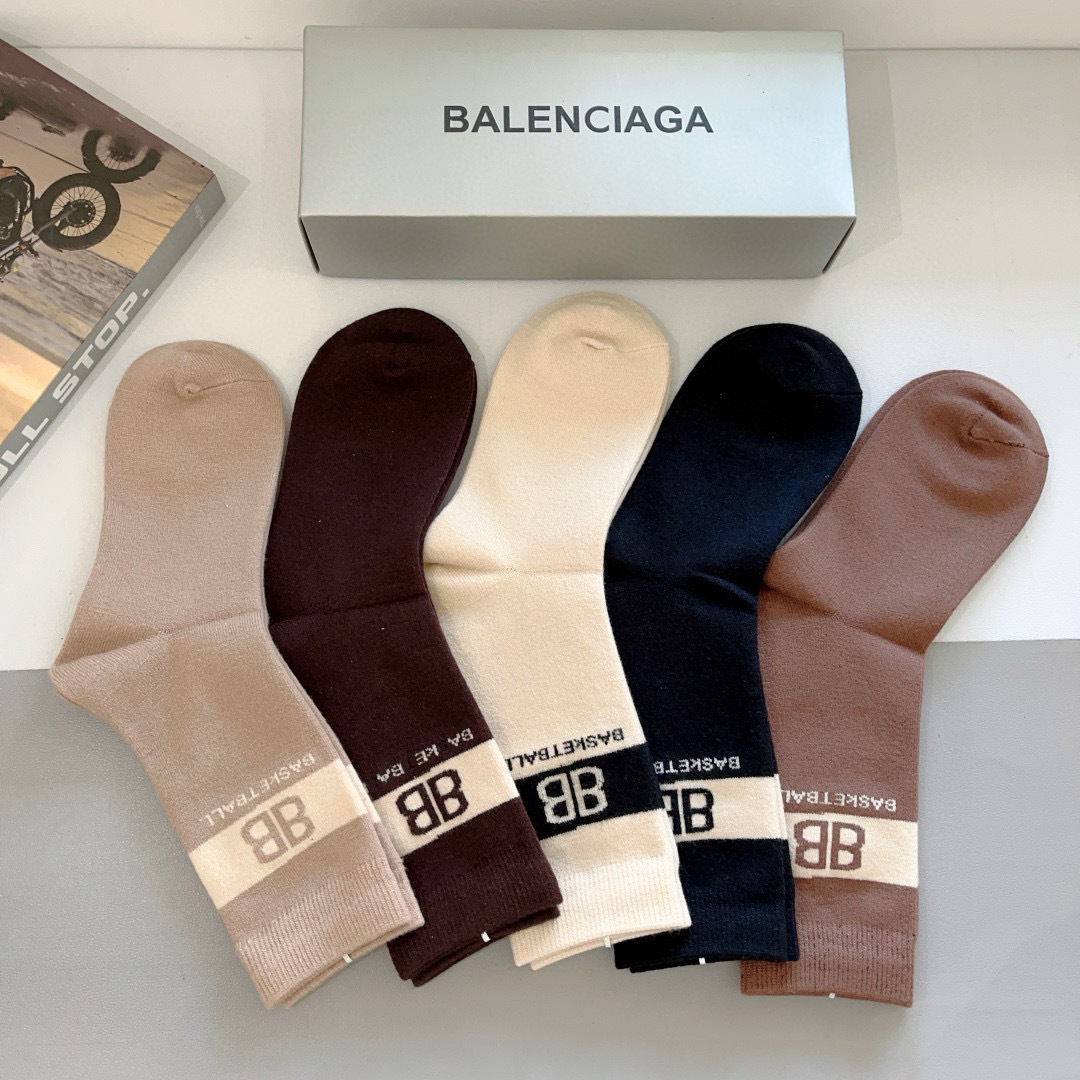 配包装（一盒5双）
 BALENCIAGA（巴黎世家）经典高版本羊绒长筒袜女，羊绒面料超级柔软，潮人必备