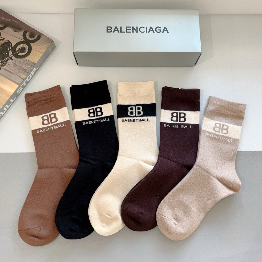 配包装（一盒5双）
 BALENCIAGA（巴黎世家）经典高版本羊绒长筒袜女，羊绒面料超级柔软，潮人必备