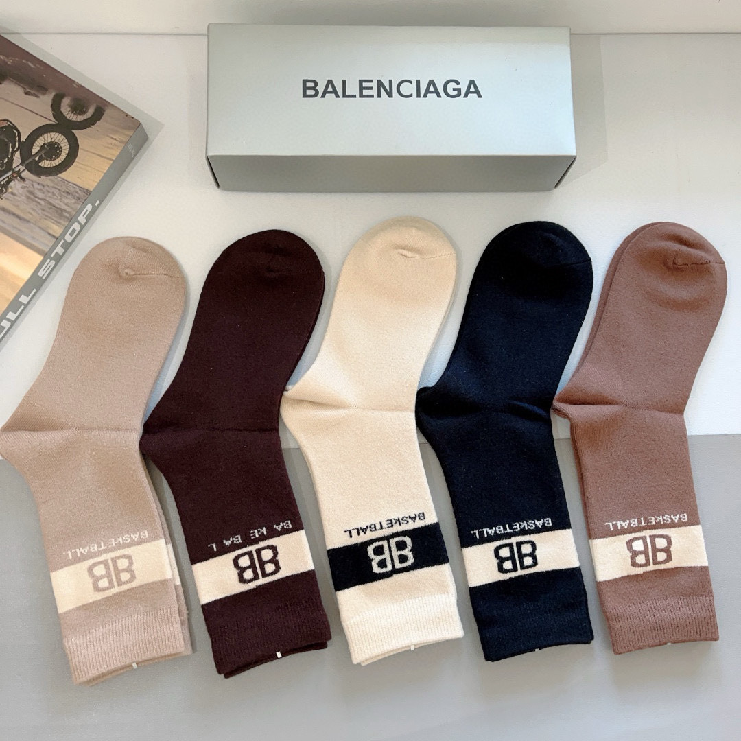配包装（一盒5双）
 BALENCIAGA（巴黎世家）经典高版本羊绒长筒袜女，羊绒面料超级柔软，潮人必备