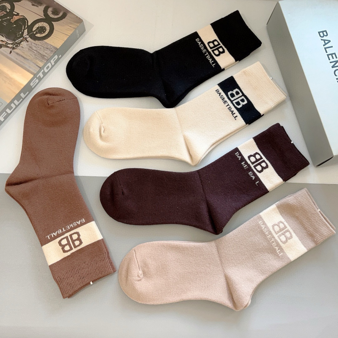 配包装（一盒5双）
 BALENCIAGA（巴黎世家）经典高版本羊绒长筒袜女，羊绒面料超级柔软，潮人必备