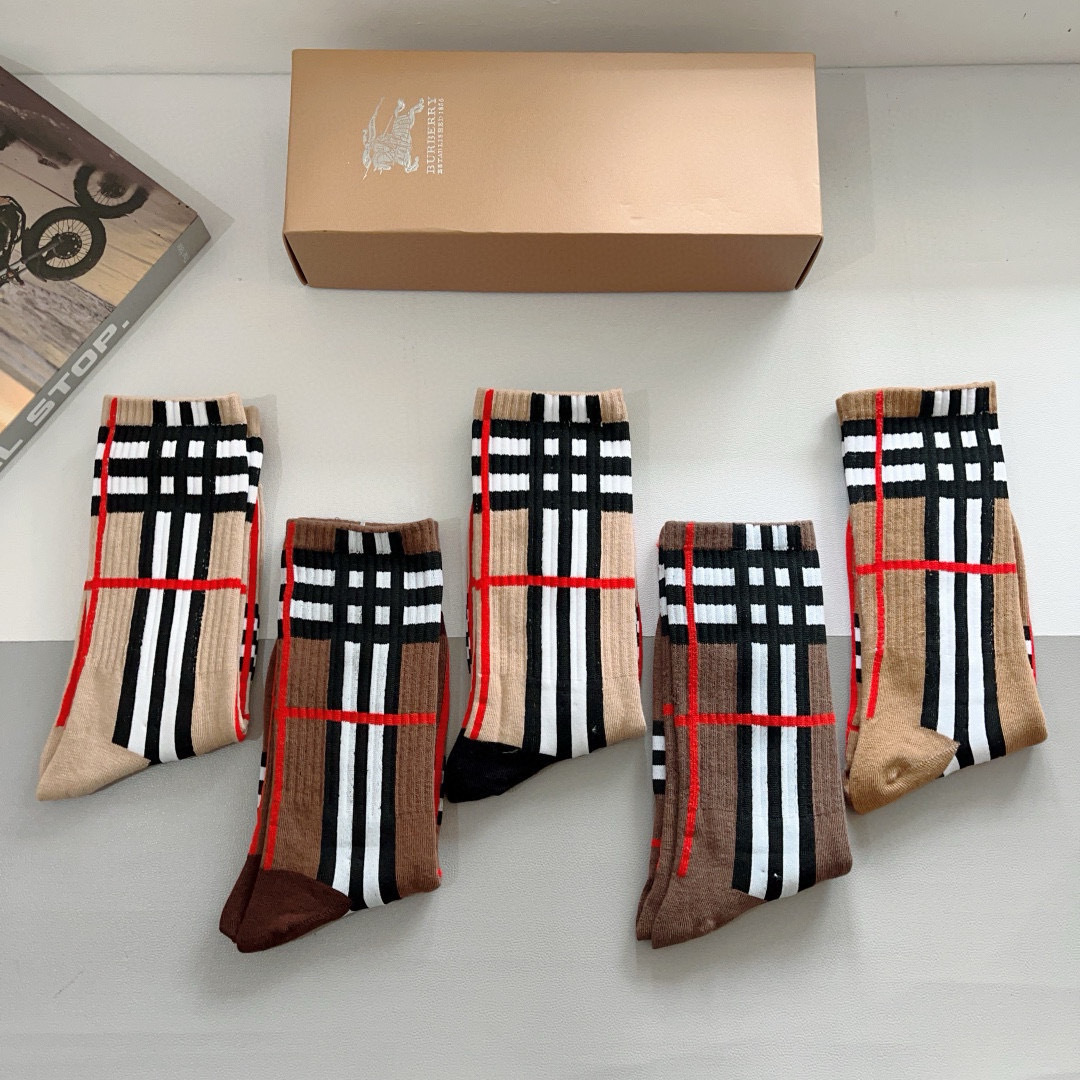 配包装（一盒5双）
🌟Burberry 巴宝莉 超火爆小单品，男女通用袜子，纯棉面料，潮人必备  爆款格