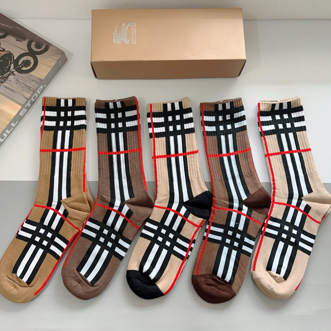 配包装（一盒5双）
🌟Burberry 巴宝莉 超火爆小单品，男女通用袜子，纯棉面料，潮人必备  爆款格