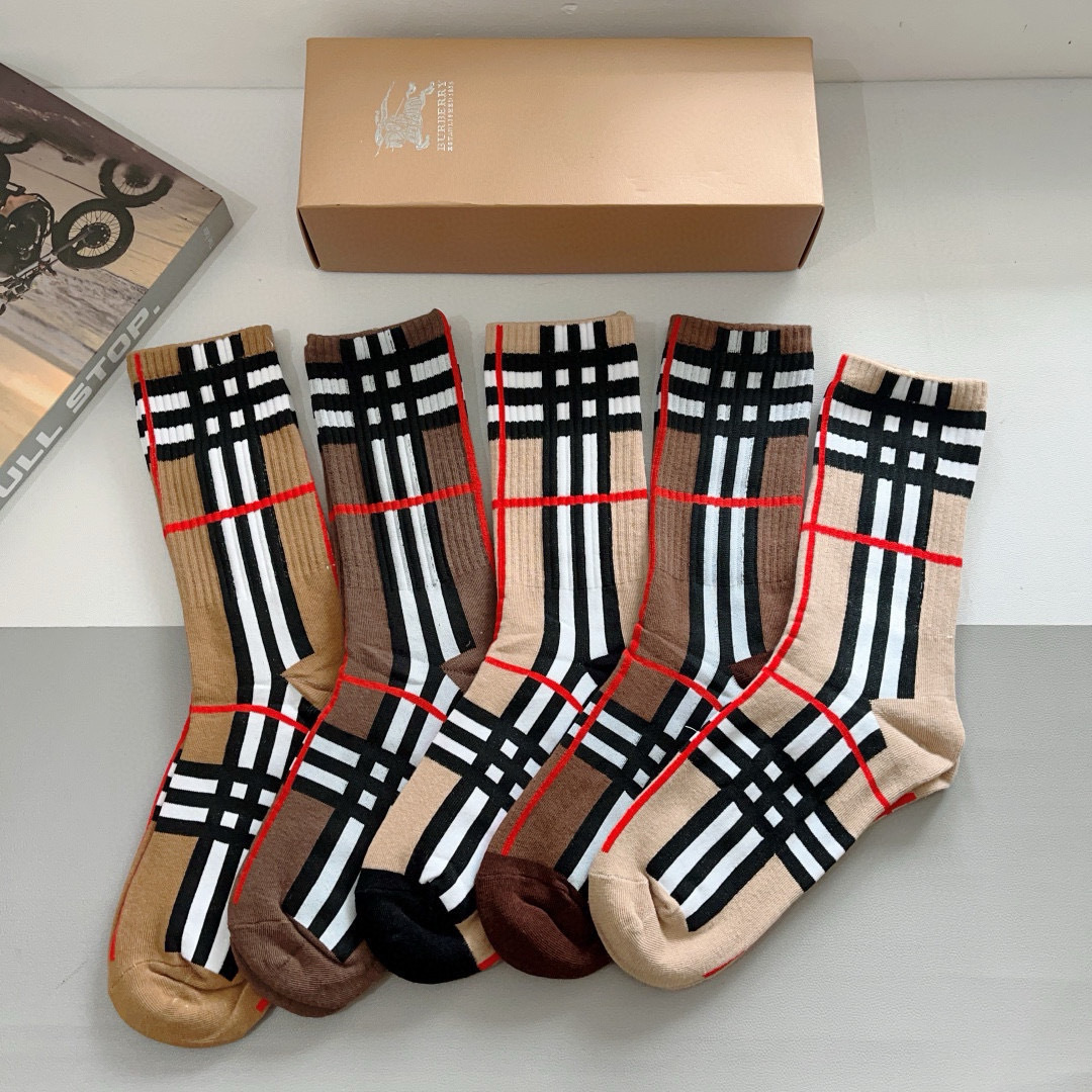 配包装（一盒5双）
🌟Burberry 巴宝莉 超火爆小单品，男女通用袜子，纯棉面料，潮人必备  爆款格