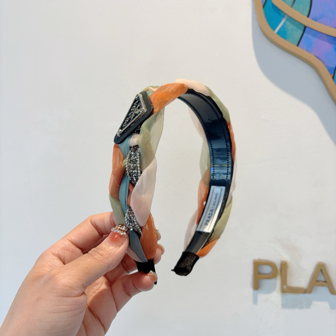 NO:301445,Packaging PRADA (Prada) new trendy hairband. A must-have item for temperament goddesses. Very versatile and fashionable. Wear it full of tall and tall. Hairpins, hairpins, prada, prada, hairpins19860909配包装 PRADA（普拉达） 新款潮流发箍.气质女神必备单品.非常百搭,时尚潮流, 戴上它满满的高大上.发夹,发夹,prada,prada,hairpins,accessory