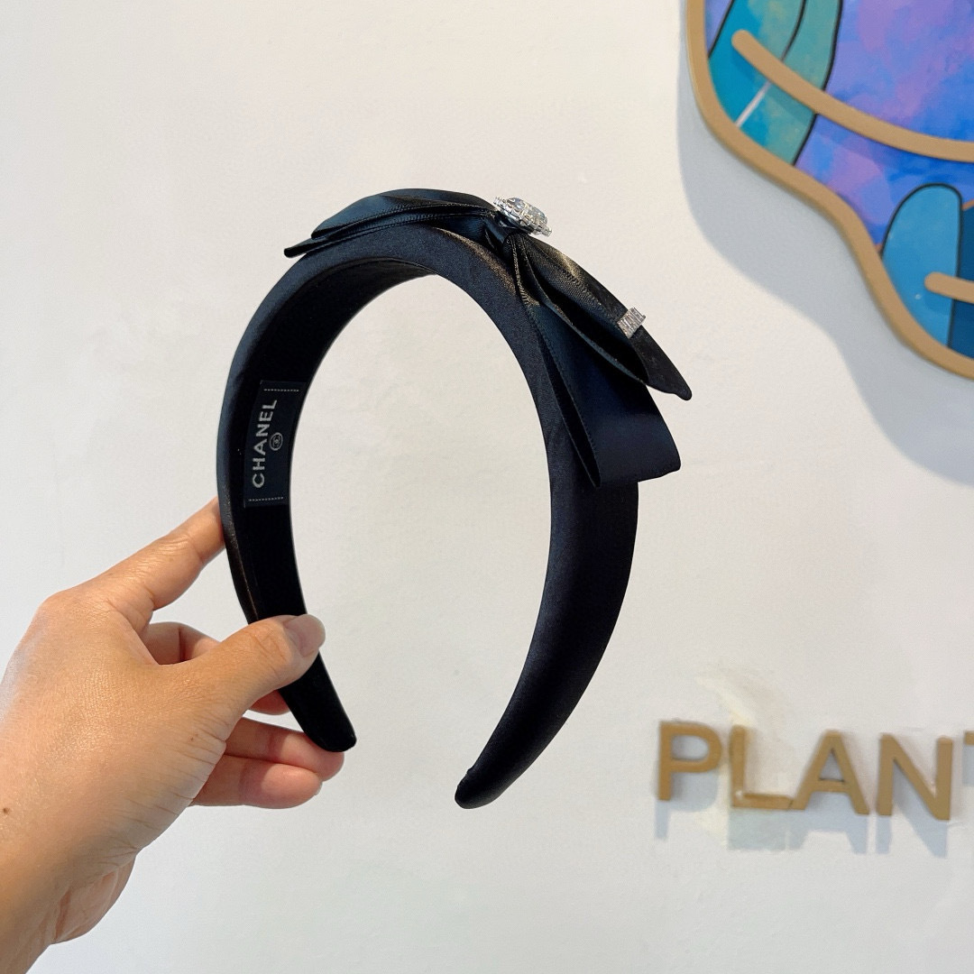 NO:301453,Packaging CHANEL (Chanel) new small fragrant hairband, atmosphere French retro satin bow headband, popular internet celebrity products recommended, high-end materials, fashionable and versatile. Hairpins, hairpins, chanel, chanel, hairpins19860909配包装 CHANEL（香奈儿）新款小香发箍,氛围感法式复古缎面蝴蝶结头箍、网红爆款推荐 搭配高端材质,时尚百搭.发夹,发夹,chanel,chanel,hairpins,accessory