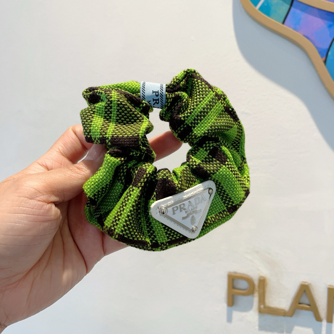 NO:301457,Packaging Prada imported large intestine ring, inverted triangle iron rubber band, celebrity hair rope head rope, all-match style, all details are shot. The special fabric is very textured!  hairpins, hairpins, prada, prada, hairpins19860909配包装 Prada（普拉达）进口大肠圈 倒三角铁标皮筋、名媛发绳头绳百搭款、细节全部实拍 特制面料非常显质感 ！发夹,发夹,prada,prada,hairpins,accessory