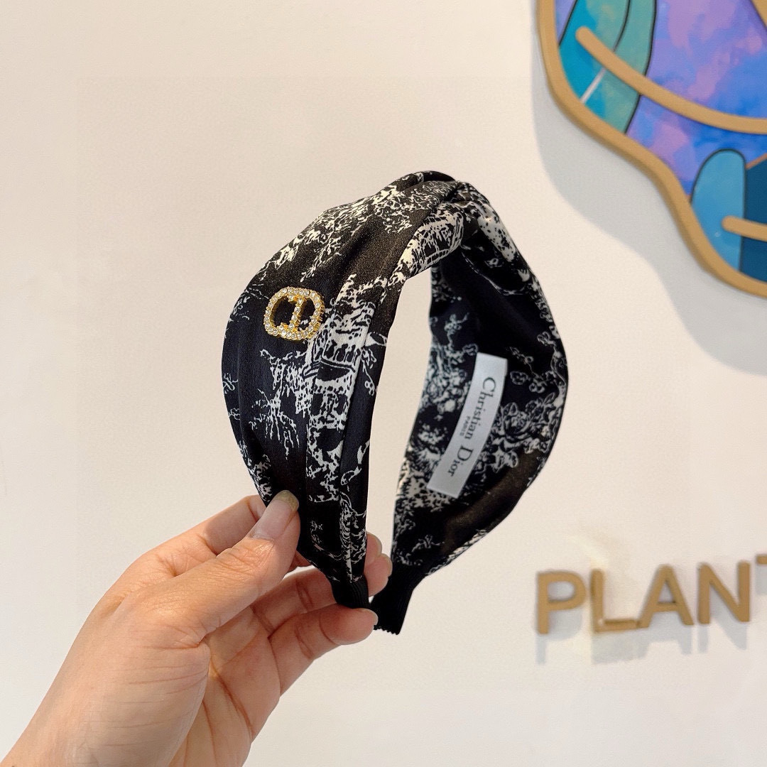 NO:301397,Packaging Dior (Dior) Popular new D letter silk wide version hairband, counter quality, let your charm bloom, the fresh lady style makes fashion simpler. Hairpins, hairpins, dior, dior, real silk, hairpins19860909配包装 Dior（迪奥） 火爆新款D字母真丝宽版发箍,专柜品质 让你的魅力绽放 清新淑女范让时尚更简单.发夹,发夹,dior,dior,real silk,hairpins,accessory