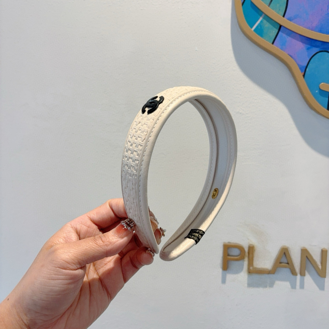 NO:301371,Packaging CHANEL (Chanel) new small fragrant headband, retro headband, popular internet celebrity products recommended. It is matched with high-end materials, super exquisite, fashionable and versatile. Hairpins, hairpins, chanel, chanel, hairpins19860909配包装 CHANEL（香奈儿）新款小香发箍,复古头箍,网红爆款推荐 搭配高端材质,超精致,时尚百搭.发夹,发夹,chanel,chanel,hairpins,accessory