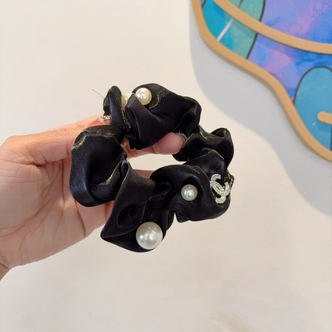 NO:301374,Packaging CHANEL (Chanel) Internet celebrity new pearl Organ yarn hair ring, exquisite intestinal ring rubber band, comfortable to wear, pressure-free, must-have for styling!  Very fashionable and versatile!  hairpins, hairpins, chanel, chanel, hairpins19860909配包装 CHANEL（香奈儿）网红新款珍珠欧根纱发圈,精致肠圈皮筋,佩戴舒适无压力,造型搭配必备！非常时尚百搭！发夹,发夹,chanel,chanel,hairpins,accessory