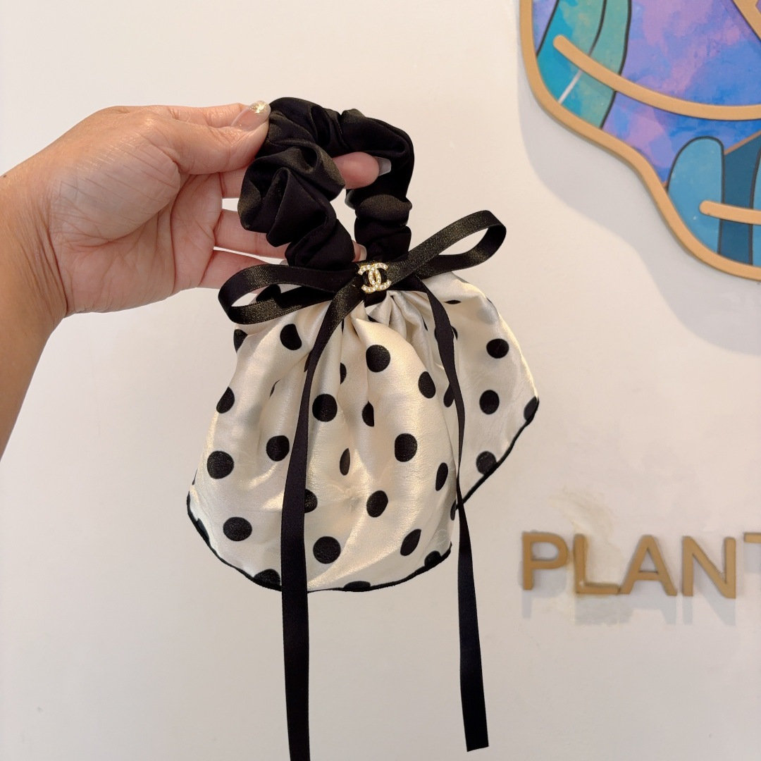 NO:301383,Packaging CHANEL Chanel new polka dot streamer ponytail hair ring, intestinal ring, high-end Korean style small fragrance rubber band, classic design, high-end atmospheric hairpins, hairpins, chanel, chanel, hairpins19860909配包装 CHANEL 香奈儿 新款波点飘带马尾发圈 肠圈,高档韩版小香风皮筋,经典花型设计, 高端大气发夹,发夹,chanel,chanel,hairpins,accessory