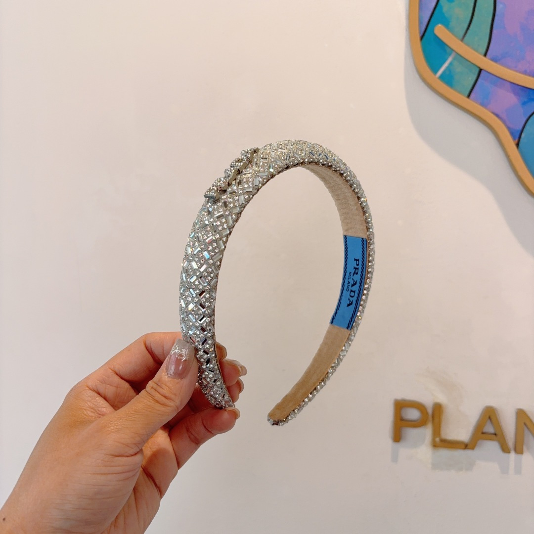 NO:301389,Packaging PRADA (Prada) New European and American style diamond-mounted hairband, same style as celebrities, goddess must-have items, very versatile, fashionable and trendy hairpins, hairpins, prada, prada, hairpins19860909配包装 PRADA（普拉达） 欧美新款贴钻发箍,明星同款 女神必备单品,非常百搭,时尚潮流发夹,发夹,prada,prada,hairpins,accessory