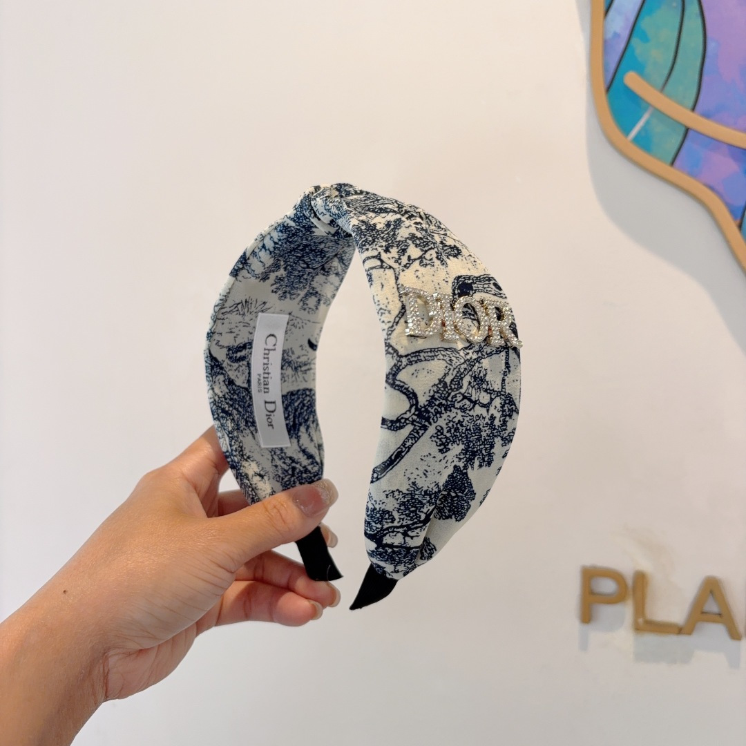 NO:301409,Packaging Dior (Dior) Popular new D letter silk wide version hairband, counter quality, let your charm bloom, the fresh lady style makes fashion simpler. Hairpins, hairpins, dior, dior, real silk, hairpins19860909配包装 Dior（迪奥） 火爆新款D字母真丝宽版发箍,专柜品质 让你的魅力绽放 清新淑女范让时尚更简单.发夹,发夹,dior,dior,real silk,hairpins,accessory