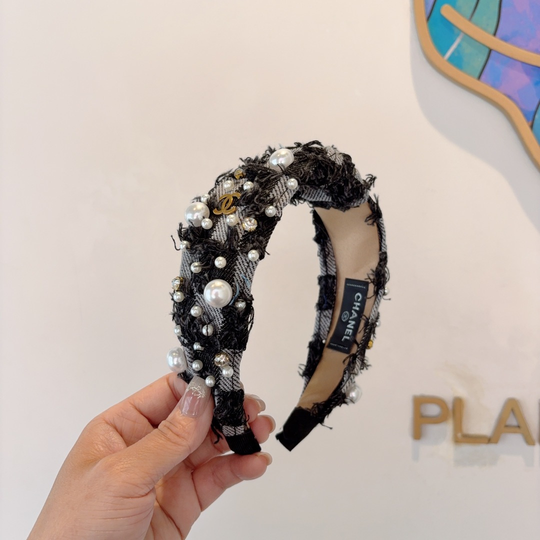 NO:301411,Packaging CHANEL (Chanel) new exquisite pearl wide-edged headband, retro internet celebrity popular headband. Paired with high-end materials, super exquisite, fashionable and high-end versatile style. Hairpins, hairpins, chanel, chanel, hairpins19860909配包装 CHANEL（香奈儿）新款精美珍珠宽边发箍,复古网红爆款头箍 搭配高端材质,超精致,时尚高级感百搭款.发夹,发夹,chanel,chanel,hairpins,accessory