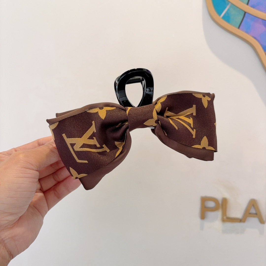 NO:301413,Packaged with LV (Louis Vuitton) new bow grab clip, high-version letter retro hair clip original single product, simple and versatile, a must-have for trendy women, super high-end!  hairpin, hairpin, louis vuitton, louis vuitton, hairpins19860909配包装 LV（路易威登）新款蝴蝶结抓夹,高版本字母复古发夹原单货,简约百搭,潮女必备品,超级的高大上！发夹,发夹,louis vuitton,louis vuitton,hairpins,accessory