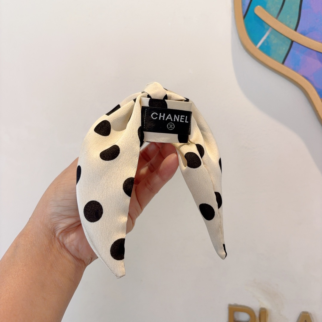 NO:301415,Packaging CHANEL (Chanel) New Silk Polka Dot Clip Duckbill Clip Hairpin, Classic Letter Logo, Picture Change!  Counter shipping hairpins, hairpins, chanel, chanel, real silk, hairpins19860909配包装 CHANEL（香奈儿） 新款真丝波点抓夹 鸭嘴夹发夹,经典字母logo,转图必爆哈！专柜出货发夹,发夹,chanel,chanel,real silk,hairpins,accessory