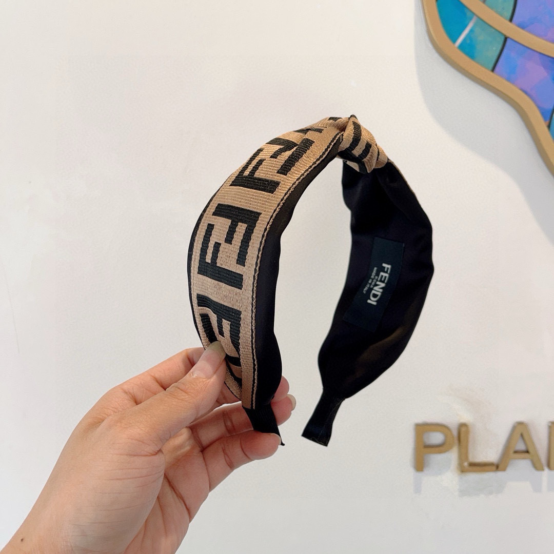 NO:301414,Packaging FENDI Popular new double F headband, wide version of original single headband, simple and versatile, a must-have for trendy women, super high-end!  hairpins, hairpins, fendi, fendi, hairpins19860909配包装 FENDI 芬迪 火爆新款双F发箍,宽版原单头箍, 简约百搭,潮女必备品,超级的高大上！发夹,发夹,fendi,fendi,hairpins,accessory