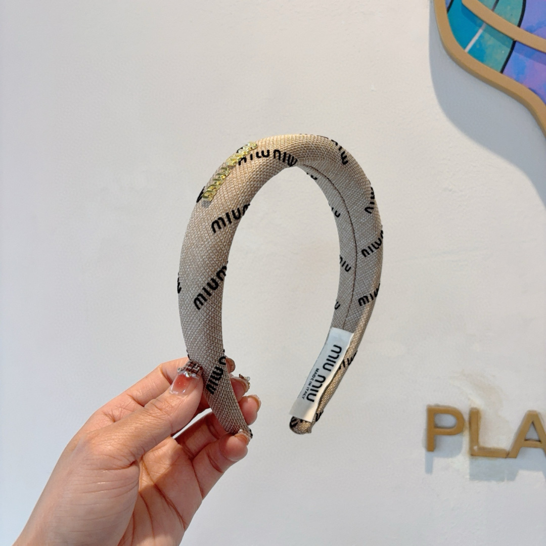 NO:301416,Packaging miumiu latest custom headband, all the details are taken in real photos!  Special fabrics are very textured, classic and never out of time hairpins, hairpins, miumiu, hairpins19860909配包装 miumiu 缪缪 最新款定制发箍,细节全部实拍！特制面料非常显质感、经典而又永不过时发夹,发夹,miumiu,hairpins,accessory