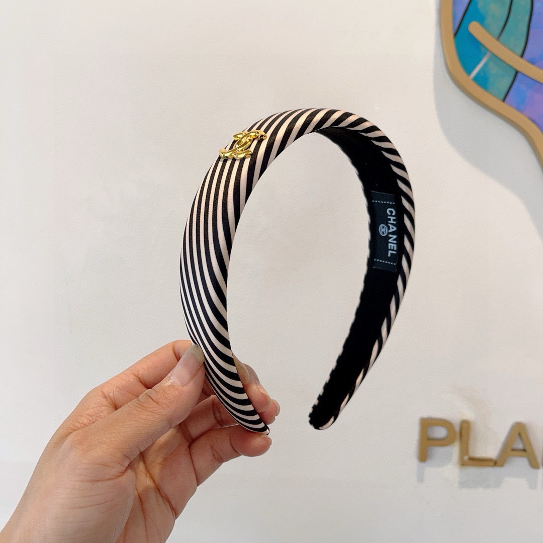 NO:301425,Packaging CHANEL (Chanel) new sponge striped small fragrance hairband, retro headband, popular internet celebrity products recommended. It is matched with high-end materials, super exquisite, fashionable and versatile. Hairpins, hairpins, chanel, chanel, hairpins19860909配包装 CHANEL（香奈儿）新款海绵条纹小香发箍,复古头箍,网红爆款推荐 搭配高端材质,超精致,时尚百搭.发夹,发夹,chanel,chanel,hairpins,accessory