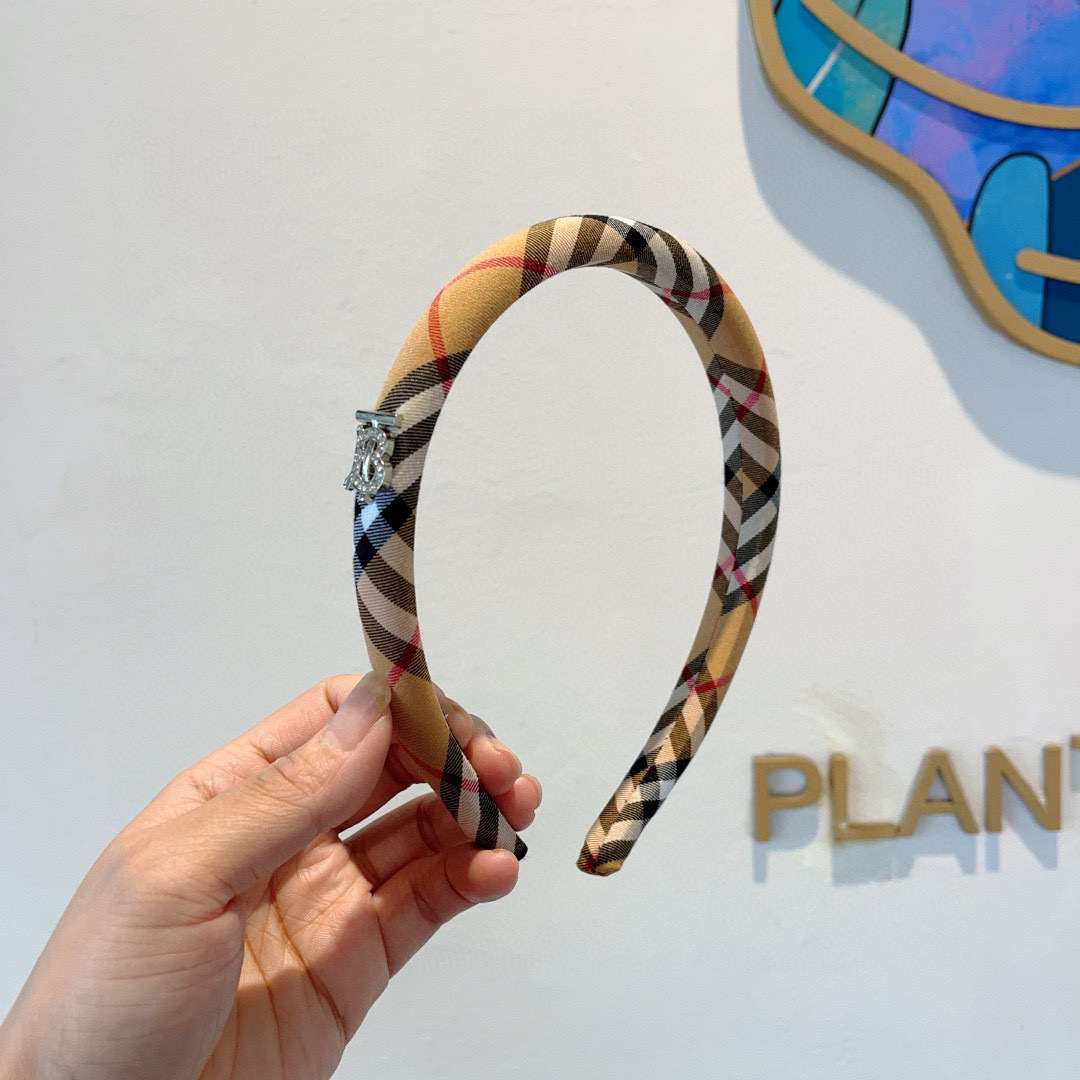 NO:301428,Packaging Burberry BURBERRY new high-end plaid narrow-edge headband, all the details of customer-supplied fabric headbands are shot!  Very pleasing and versatile, suitable for various occasions!  hairpins, hairpins, burberry, burberry, hairpins19860909配包装 巴宝莉BURBERRY 新款高版格纹窄版发箍,客供面料头箍细节全部实拍！非常耐看又百搭、适合各种场合搭配！发夹,发夹,burberry,burberry,hairpins,accessory