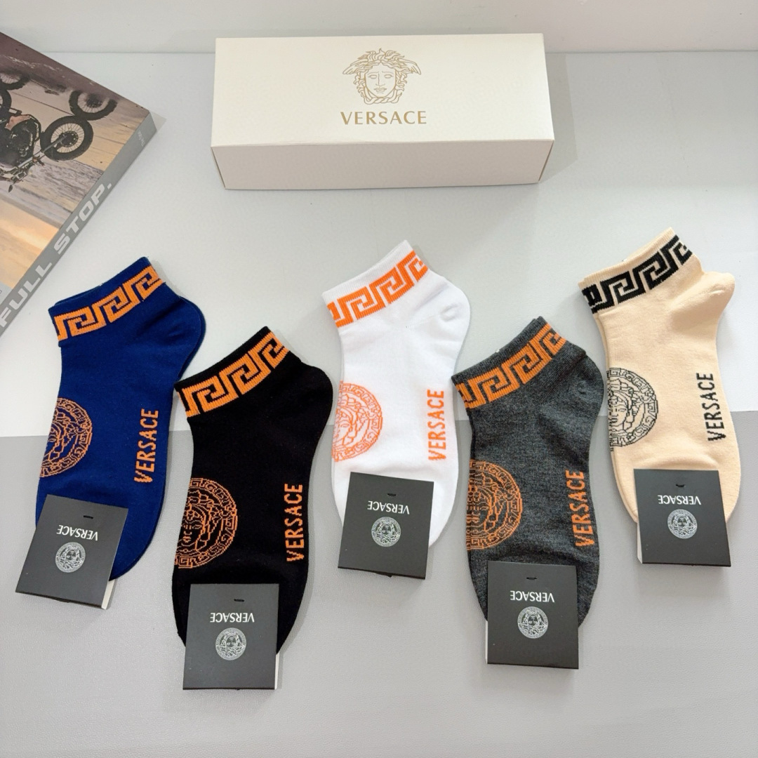 配包装【一盒五双】
VERSACE范思哲 欧美大牌短筒袜。🌟潮人必不能少的专柜代购品质袜子 ，搭配起来超