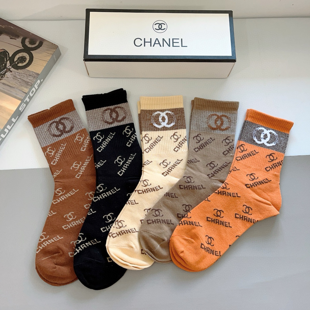 配包装（一盒5双）
CHANEL 香奈儿经典长筒袜子❗️高版本纯棉材质柔软，秒杀市场普通货，经典的双C图