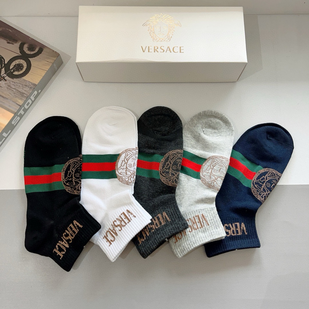 配包装【一盒五双】
VERSACE范思哲 欧美大牌短筒袜。🌟潮人必不能少的专柜代购品质袜子 ，搭配起来超