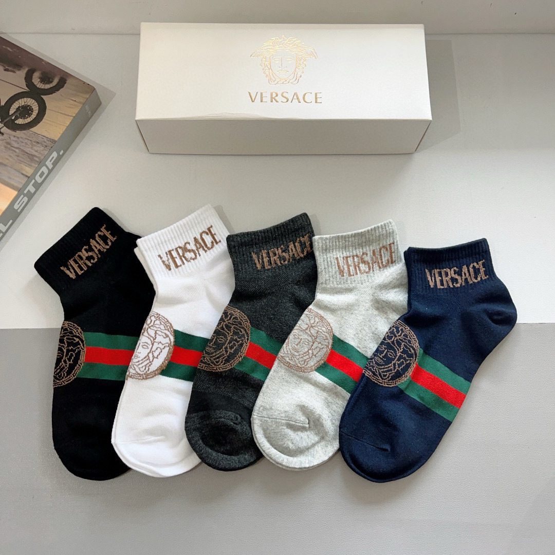 配包装【一盒五双】
VERSACE范思哲 欧美大牌短筒袜。🌟潮人必不能少的专柜代购品质袜子 ，搭配起来超