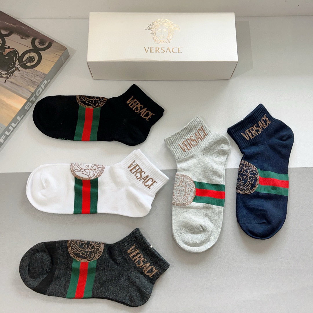 配包装【一盒五双】
VERSACE范思哲 欧美大牌短筒袜。🌟潮人必不能少的专柜代购品质袜子 ，搭配起来超