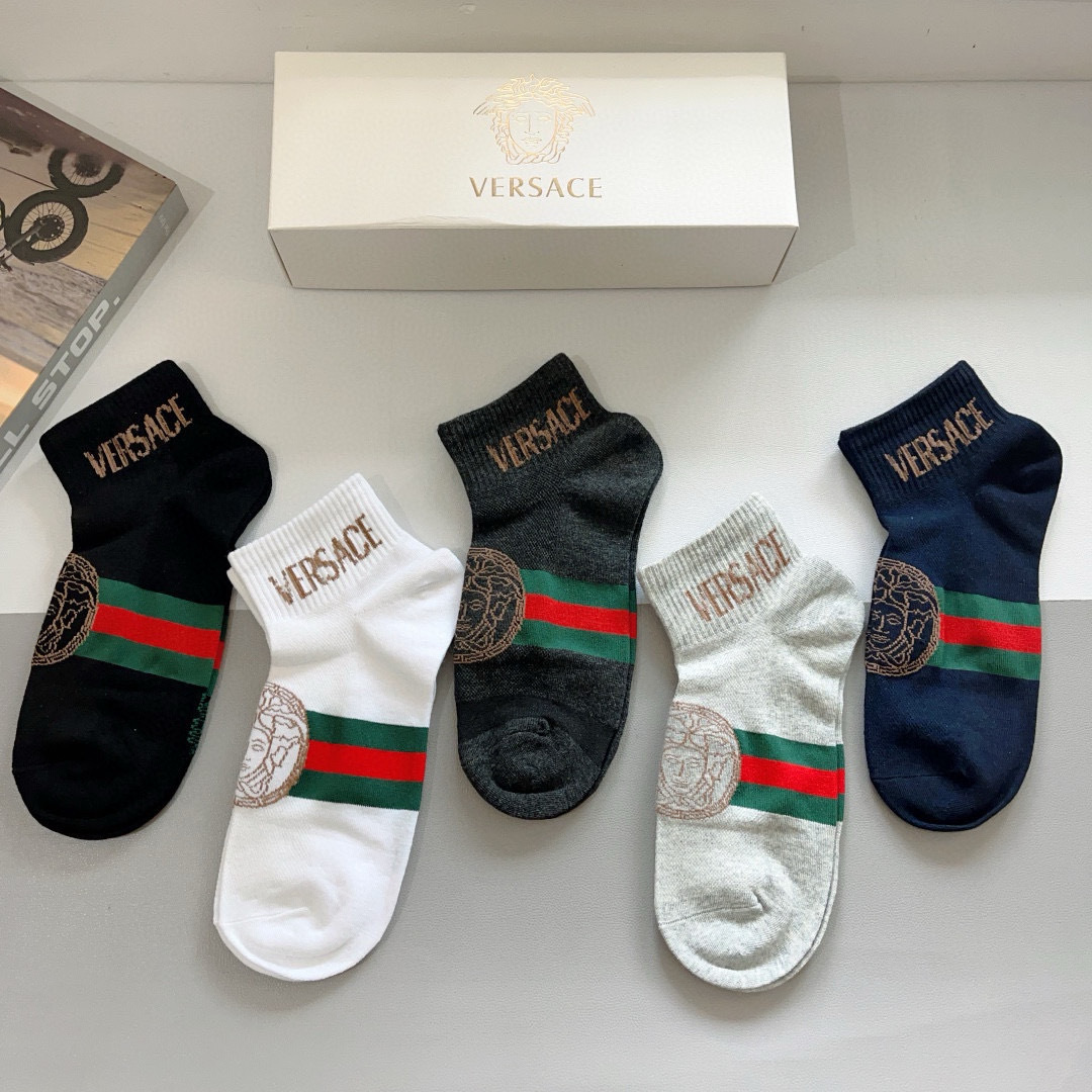 配包装【一盒五双】
VERSACE范思哲 欧美大牌短筒袜。🌟潮人必不能少的专柜代购品质袜子 ，搭配起来超