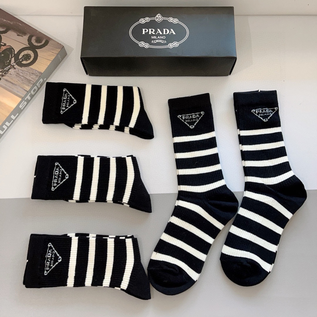 配包装（一盒5双）
PRADA（普拉达） 新款高端材质长筒袜子！爆款倒三角标 专柜同步小腿袜子，💛大牌出
