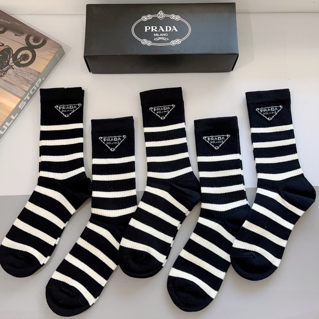 配包装（一盒5双）
PRADA（普拉达） 新款高端材质长筒袜子！爆款倒三角标 专柜同步小腿袜子，💛大牌出