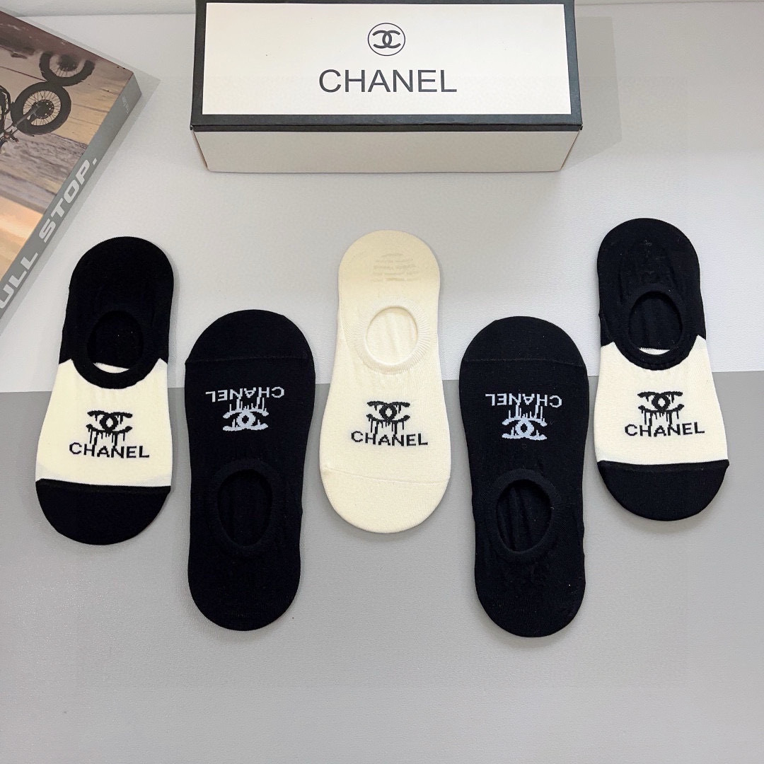 配包装（一盒5双）
CHANEL 香奈儿经典袜子❗️高版本纯棉材质柔软，秒杀市场普通货，经典的双C图案l