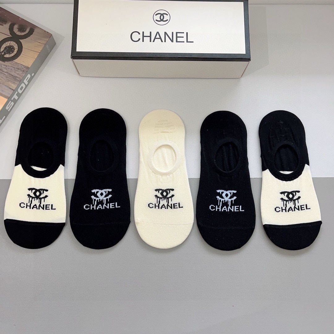 配包装（一盒5双）
CHANEL 香奈儿经典袜子❗️高版本纯棉材质柔软，秒杀市场普通货，经典的双C图案l