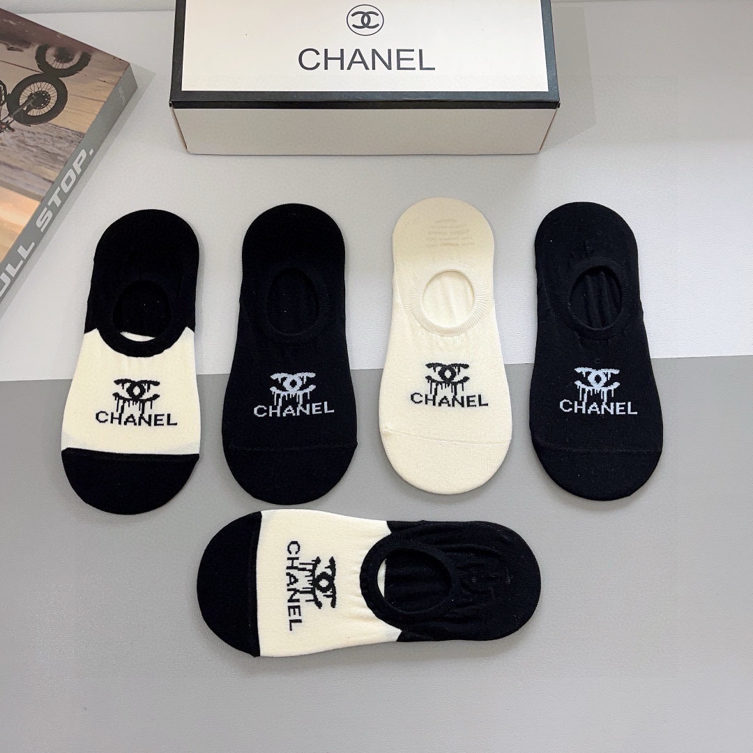 配包装（一盒5双）
CHANEL 香奈儿经典袜子❗️高版本纯棉材质柔软，秒杀市场普通货，经典的双C图案l