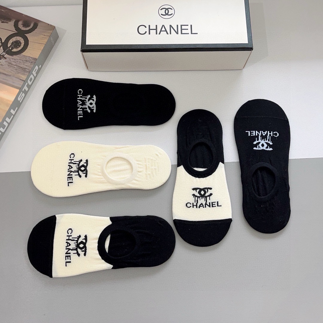 配包装（一盒5双）
CHANEL 香奈儿经典袜子❗️高版本纯棉材质柔软，秒杀市场普通货，经典的双C图案l