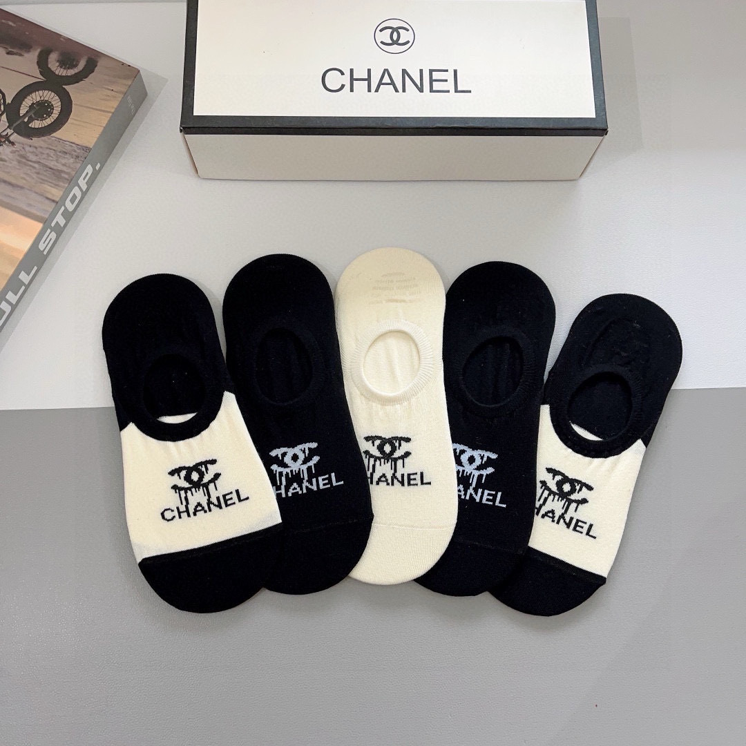 配包装（一盒5双）
CHANEL 香奈儿经典袜子❗️高版本纯棉材质柔软，秒杀市场普通货，经典的双C图案l