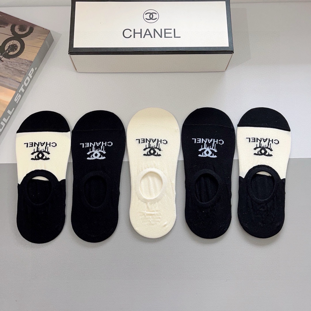 配包装（一盒5双）
CHANEL 香奈儿经典袜子❗️高版本纯棉材质柔软，秒杀市场普通货，经典的双C图案l